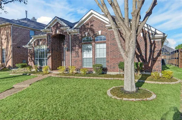 a front view of house with yard