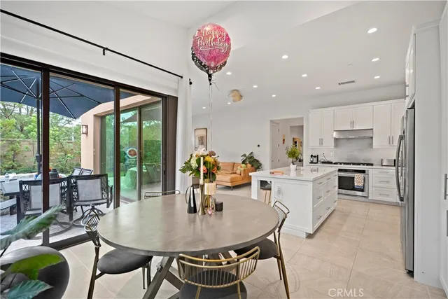 a view of a back yard