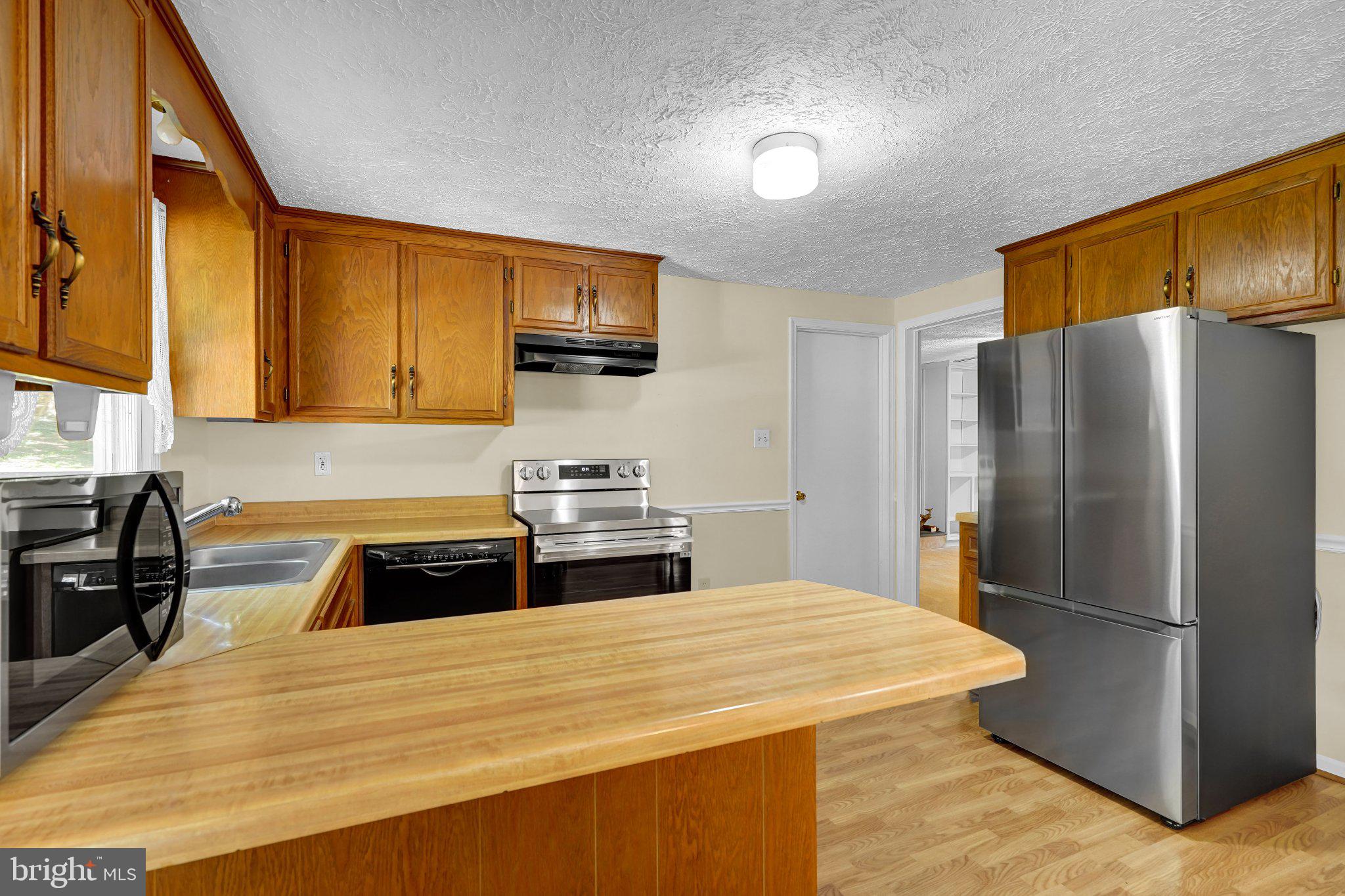 6067 Pilgrims Rest Road Broad Run, VA 20137 - Photo 19 of 58 Charming kitchen with modern appliances.