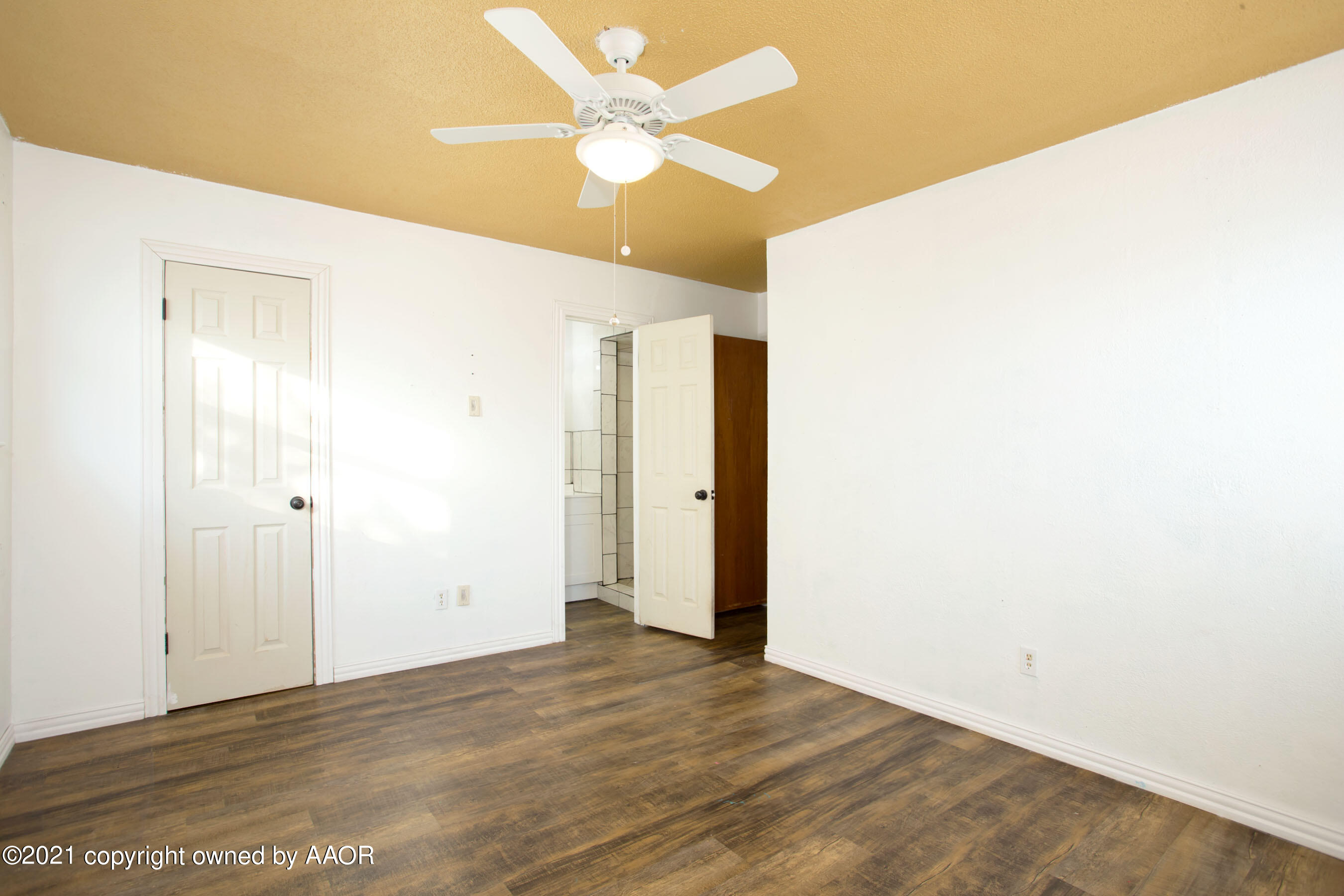 4313 Summit Circle Amarillo, TX 79109 - Photo 17 of 24 a view of a big room with wooden floor and a ceiling fan