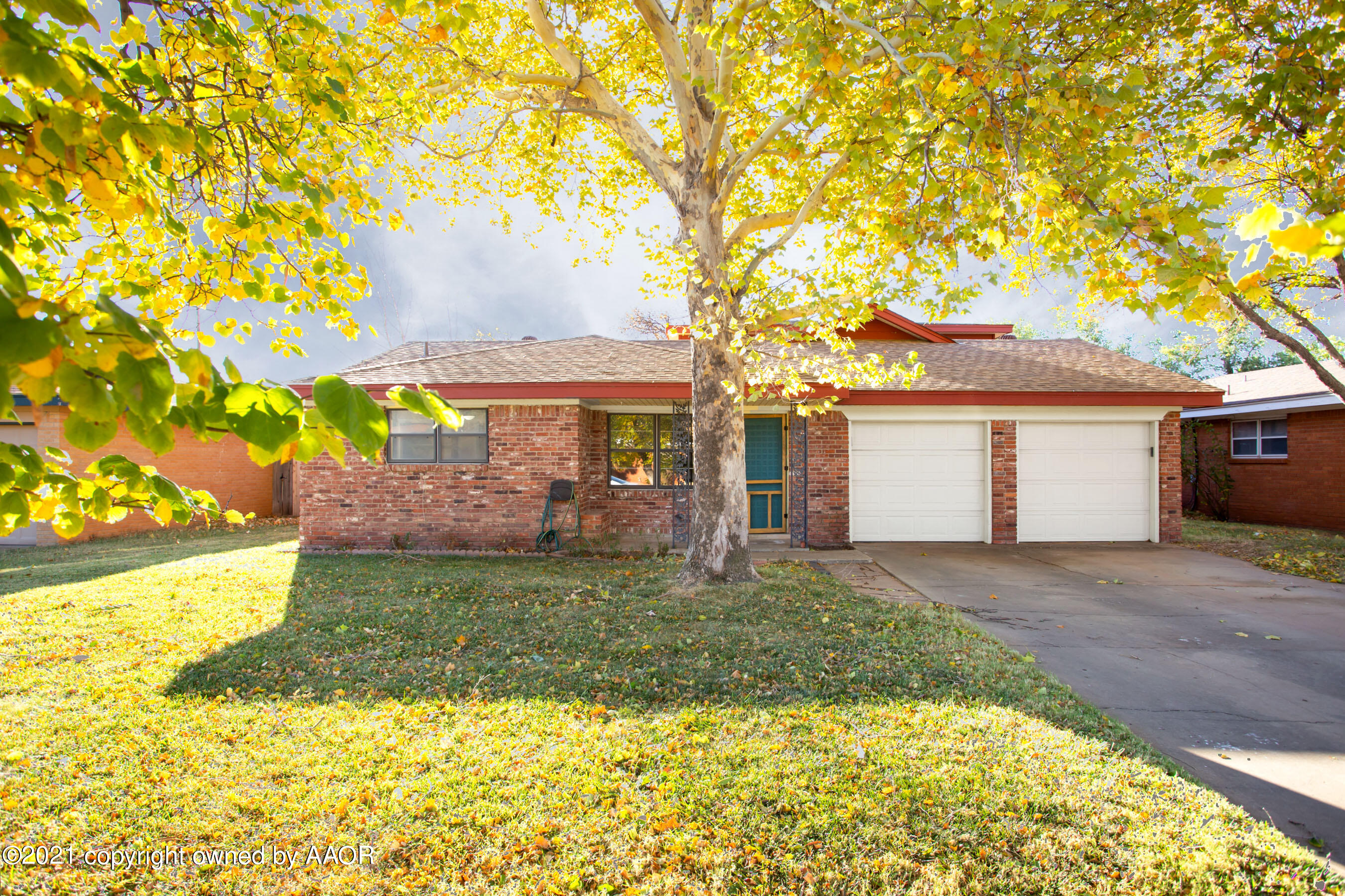 4313 Summit Circle Amarillo, TX 79109 - Photo 2 of 24 a front view of a house with a garden