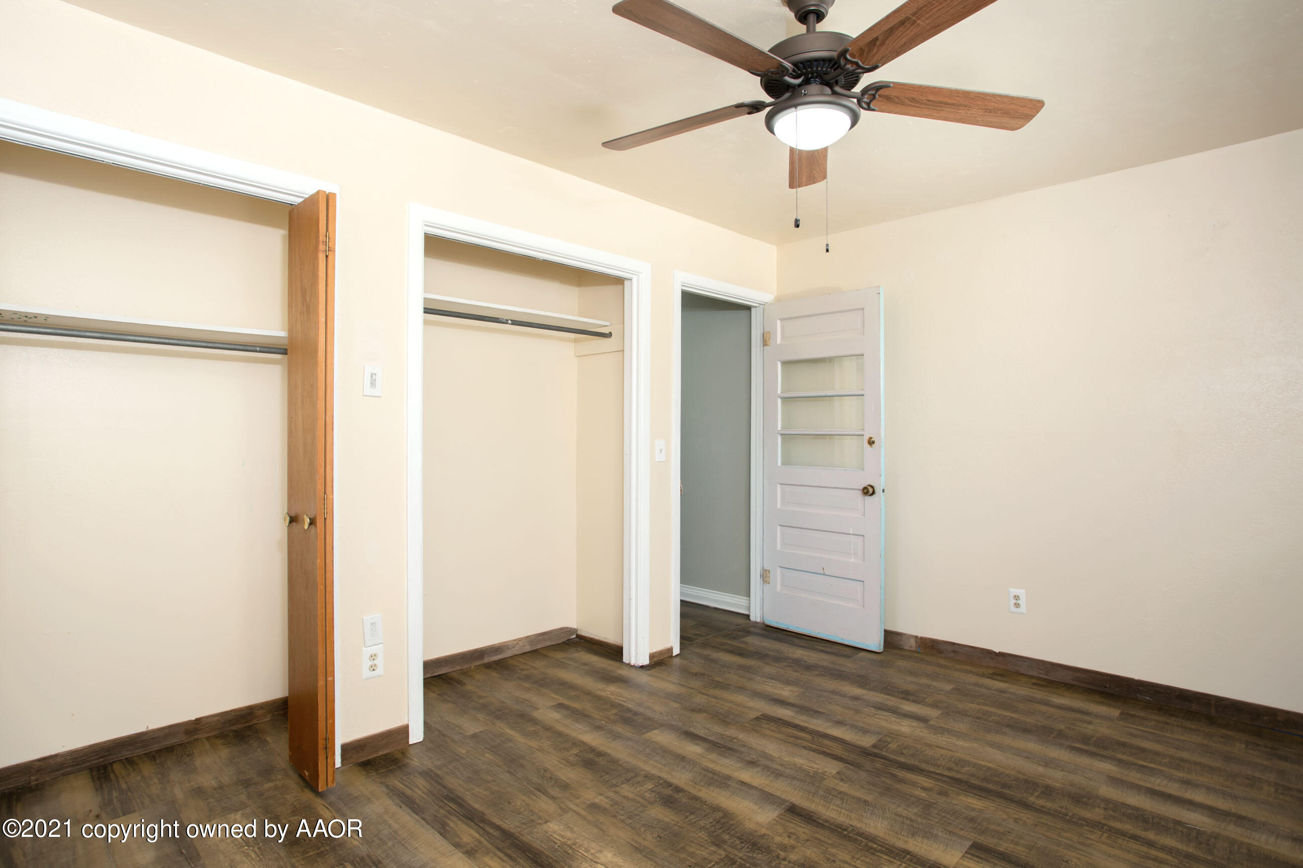 4313 Summit Circle Amarillo, TX 79109 - Photo 21 of 24 a view of a livingroom with wooden floor a ceiling fan and windows