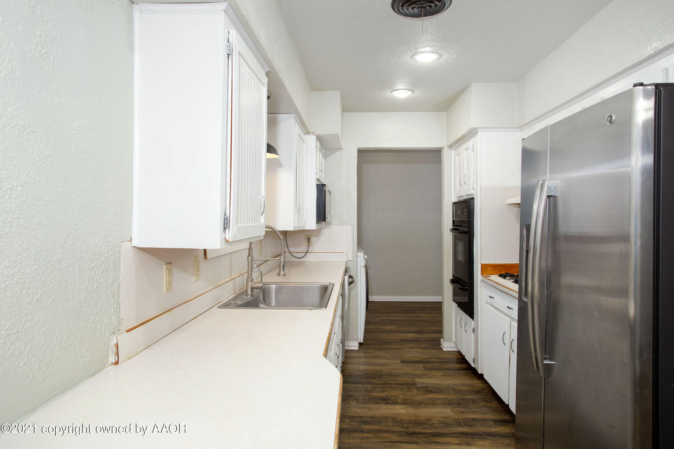 4313 Summit Circle Amarillo, TX 79109 - Photo 5 of 24 a bathroom with a double vanity sink and a mirror