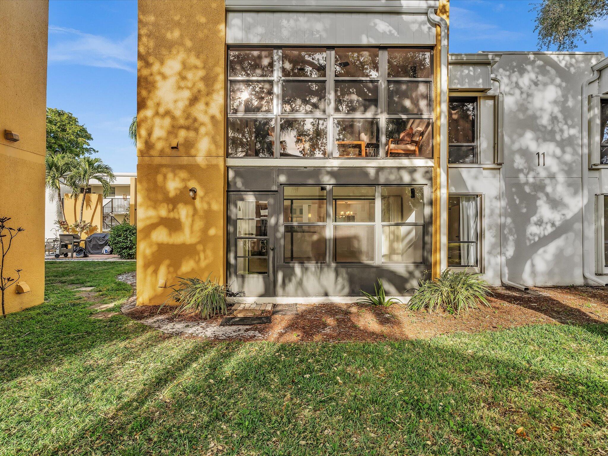 524 Osprey Drive, Unit 11B Delray Beach, FL 33444 - Photo 26 of 54 front view of a house with a yard