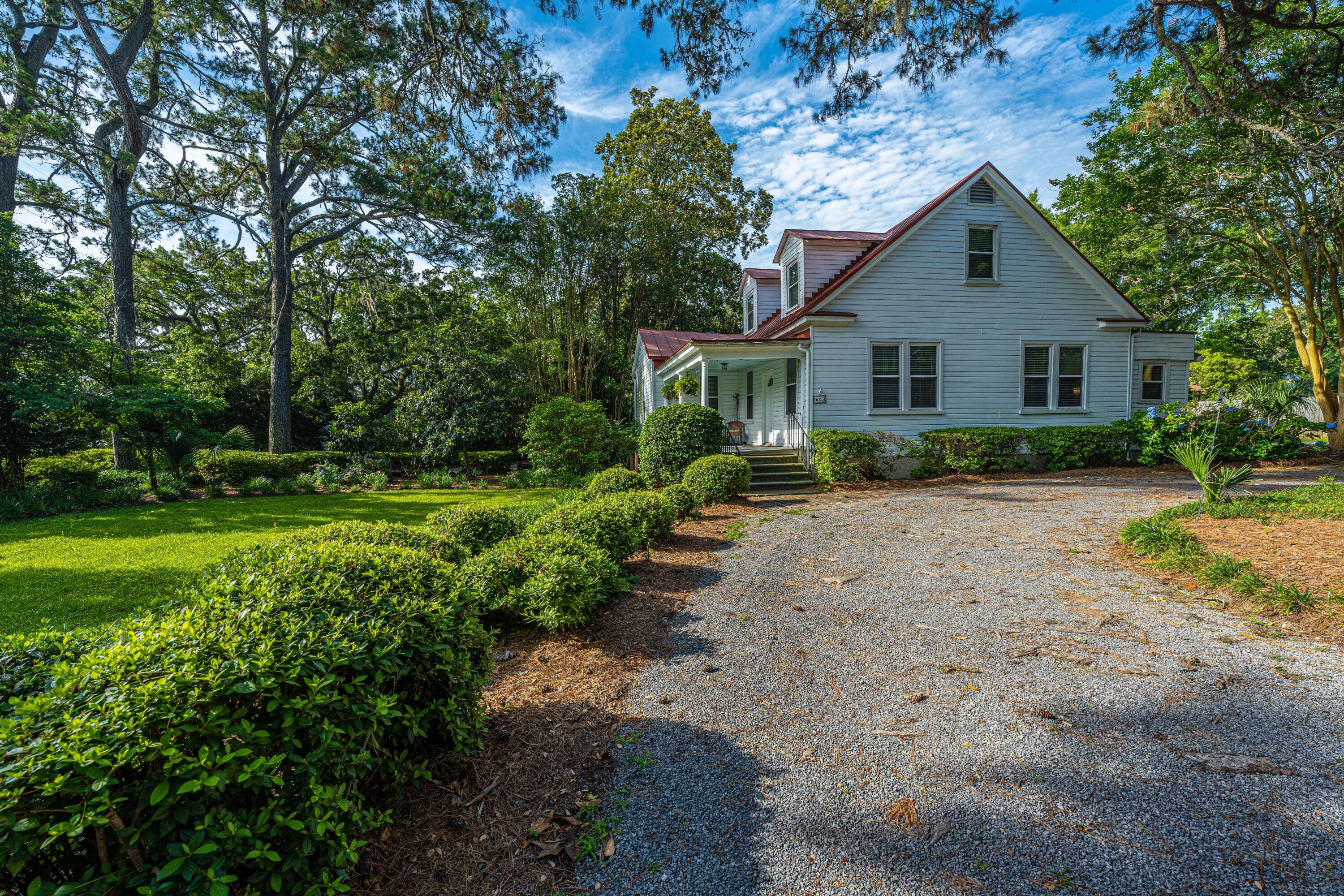 685 Folly Road Charleston, SC 29412 - Photo 2 of 34 685 Folly side of house 2