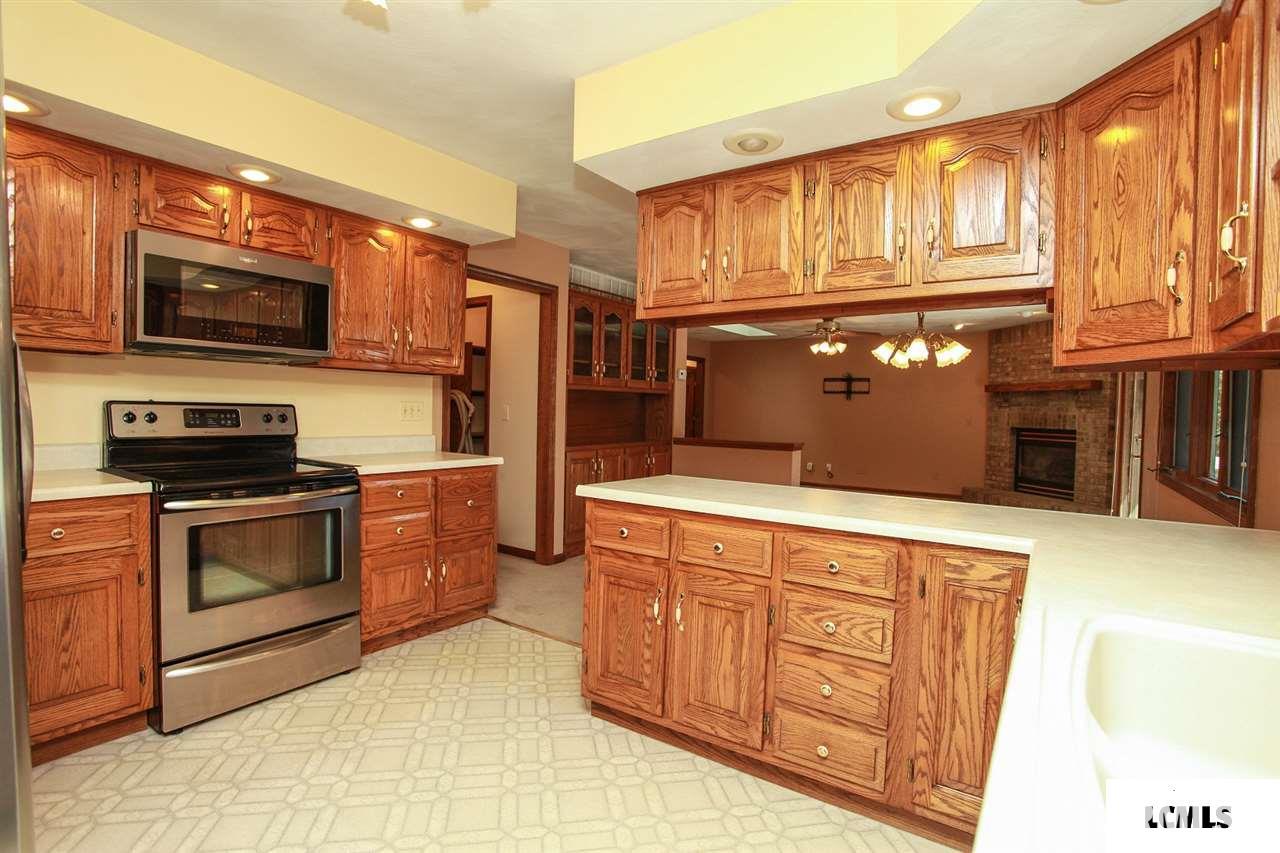 1321 Meadowview Drive Decatur, IL 62526 - Photo 7 of 30
