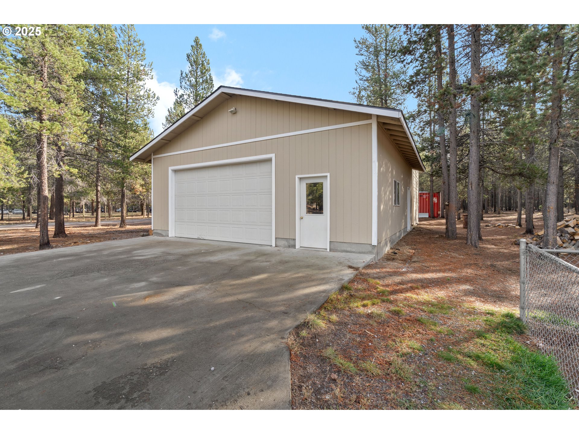 15711 Deedon Lane La Pine, OR 97739 - Photo 19 of 29 a backyard of a house with yard and tree