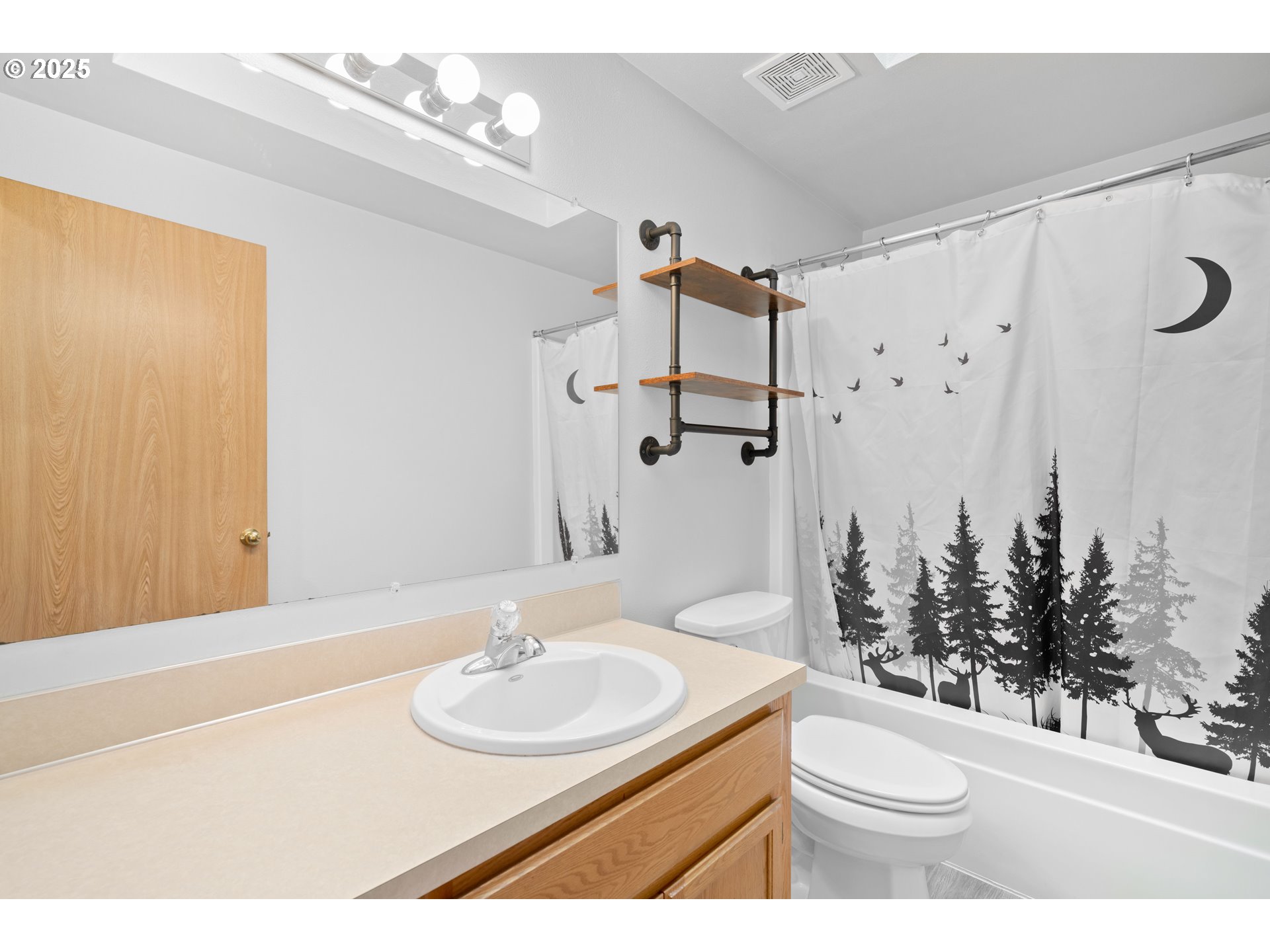 15711 Deedon Lane La Pine, OR 97739 - Photo 10 of 29 a bathroom with a sink a toilet and shower