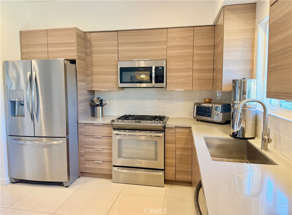 9640 Hoylake Road Desert Hot Springs, CA 92240 - Photo 5 of 17 Kitchen