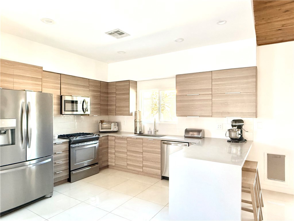 9640 Hoylake Road Desert Hot Springs, CA 92240 - Photo 6 of 17 Kitchen