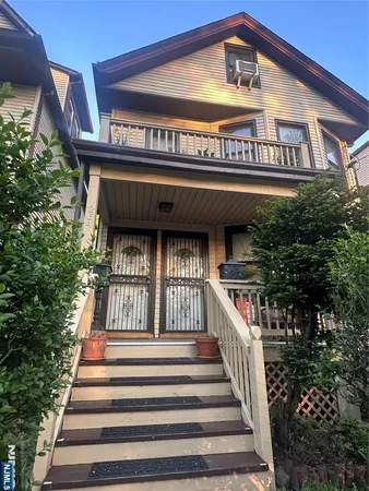 a view of entryway with a front door