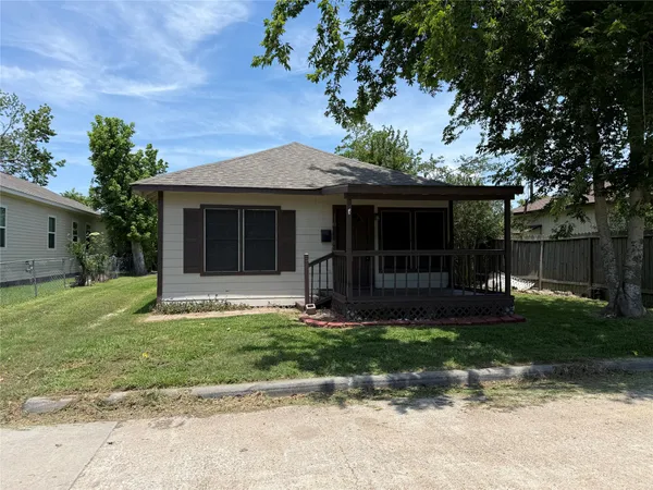 $1,550 | 118 East Murrill Avenue, Baytown, TX 77520