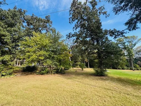 a view of a yard with a house