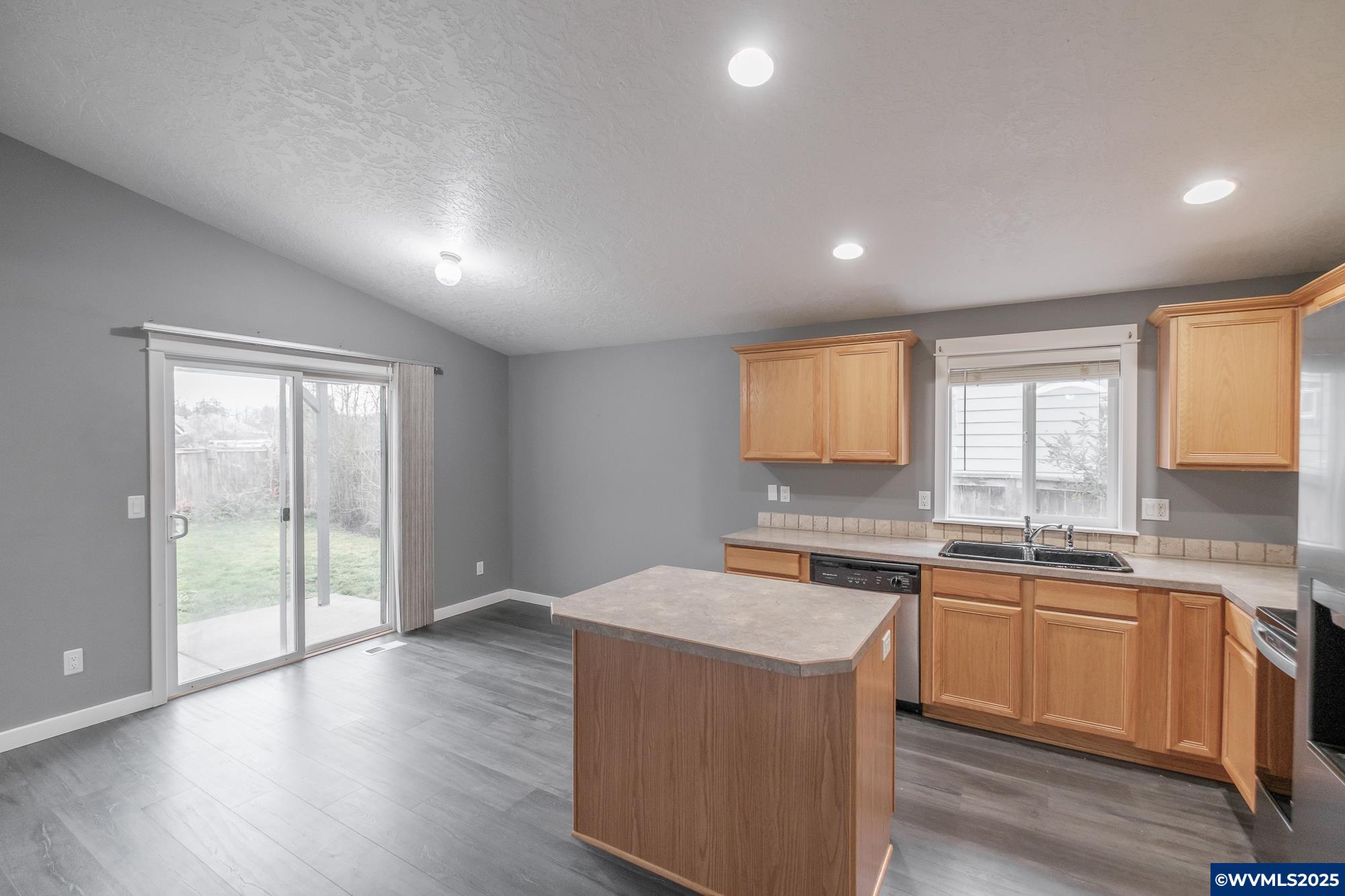 528 Northeast Breezy Way Albany, OR 97322 - Photo 12 of 48