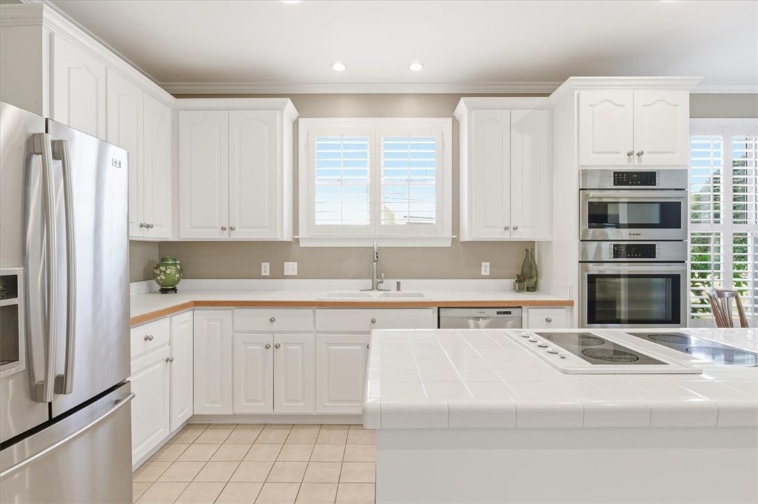 805 King's Grant St. Simons Island, GA 31522 - Photo 12 of 50 Then we come back downstairs to the kitchen again.