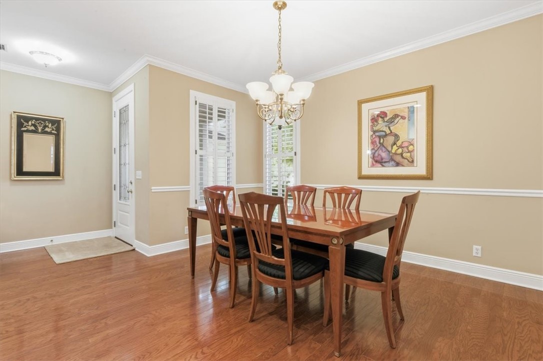 805 King's Grant St. Simons Island, GA 31522 - Photo 5 of 50 The dining room is convenient to guest and the kitchen. Easy access!