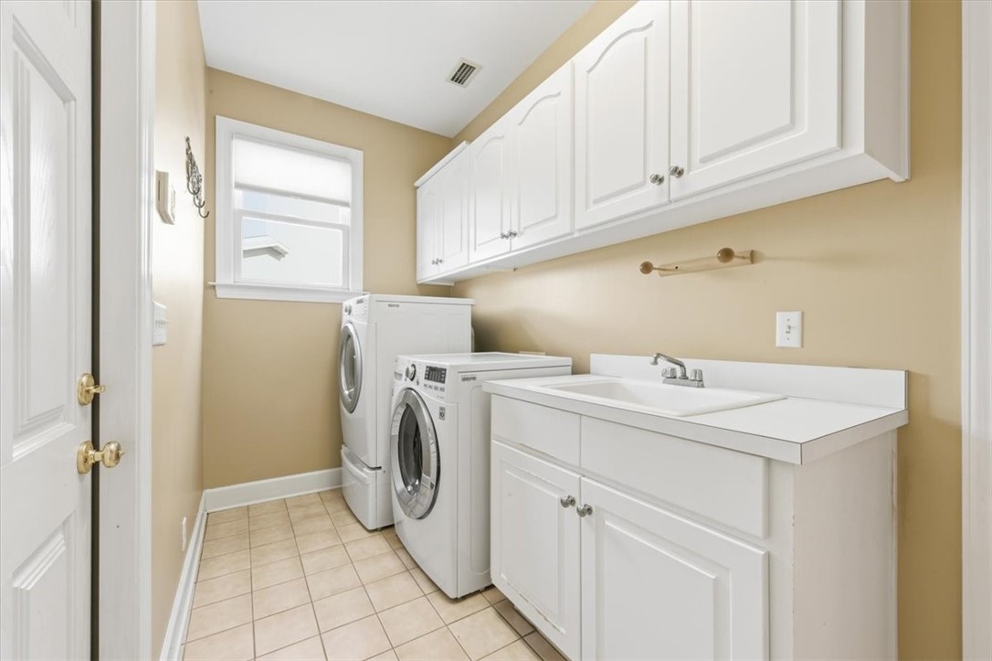 805 King's Grant St. Simons Island, GA 31522 - Photo 10 of 50 This is the laundry room behind the kitchen.
