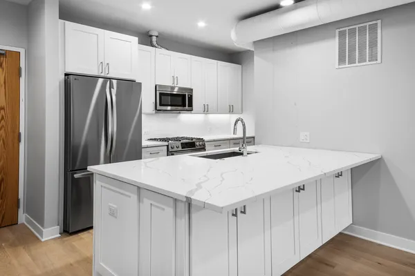 $3,295 | 4637 North Ashland Avenue, Unit 302, Chicago, IL 60640