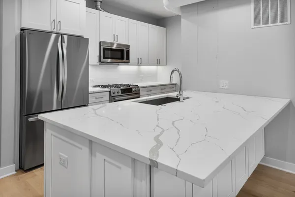 $3,295 | 4637 North Ashland Avenue, Unit 302, Chicago, IL 60640