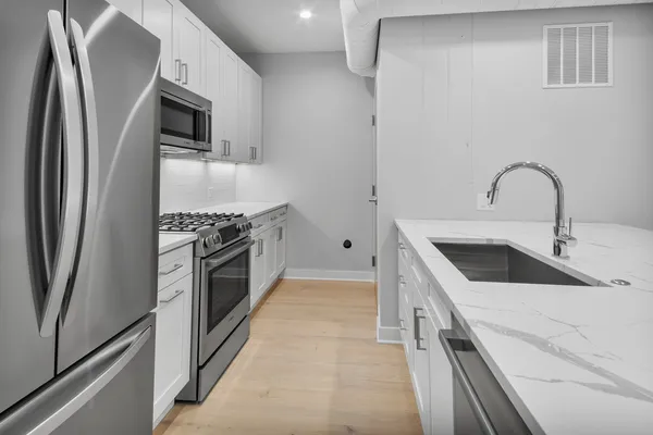 $3,295 | 4637 North Ashland Avenue, Unit 302, Chicago, IL 60640