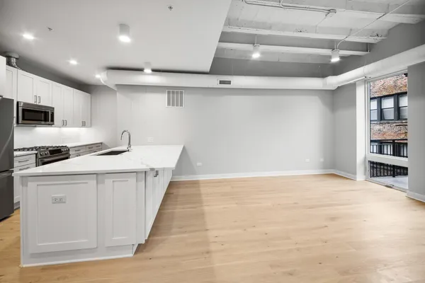 $3,295 | 4637 North Ashland Avenue, Unit 302, Chicago, IL 60640