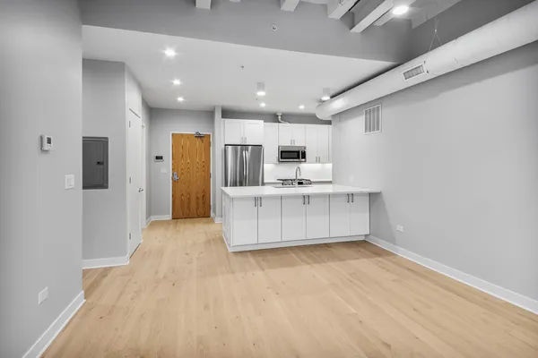 $3,295 | 4637 North Ashland Avenue, Unit 302, Chicago, IL 60640