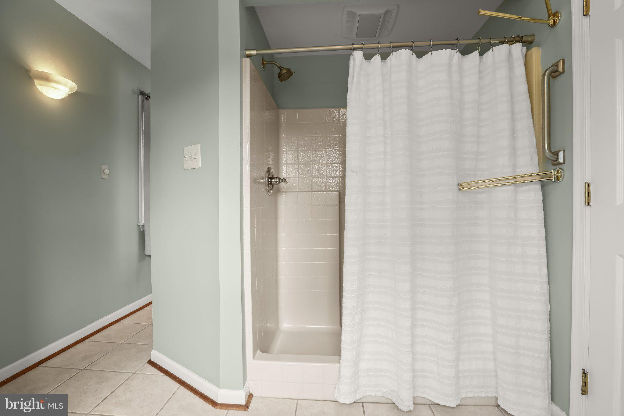 1906 Logwind Road Catonsville, MD 21228 - Photo 29 of 63 En-Suite Full Bath