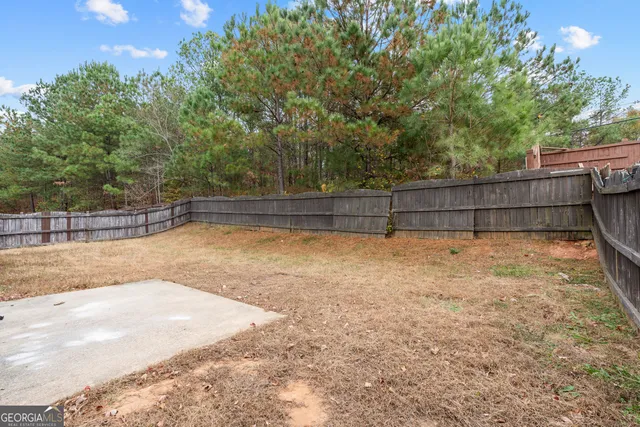 a view of a backyard