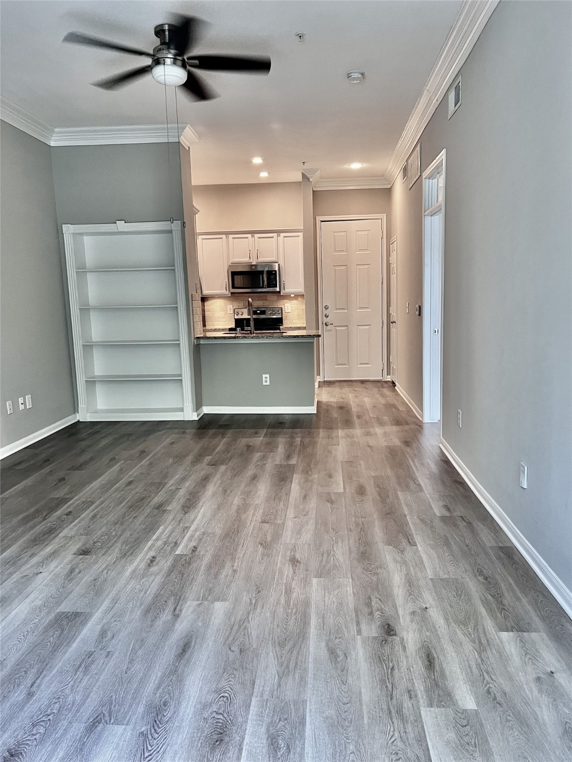 5353 Memorial Drive, Unit 4075 Houston, TX 77007 - Photo 3 of 24 a view of kitchen with wooden floor and electronic appliances