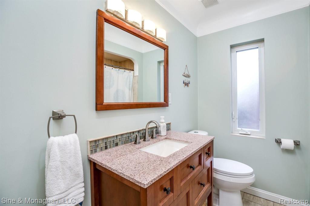 1624 Roslyn Road Grosse Pointe Woods, MI 48236 - Photo 17 of 31