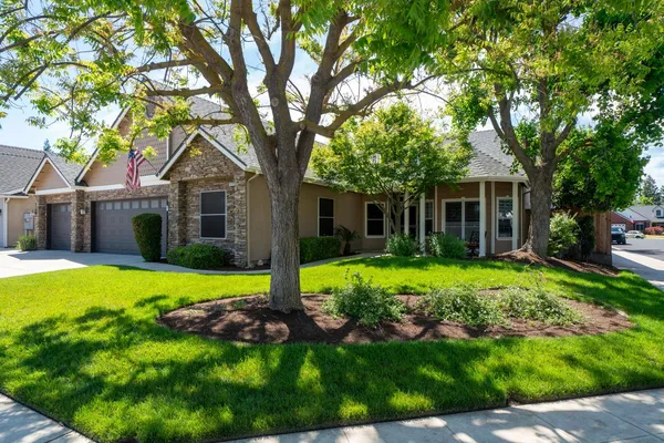 a view of a house with backyard and garden