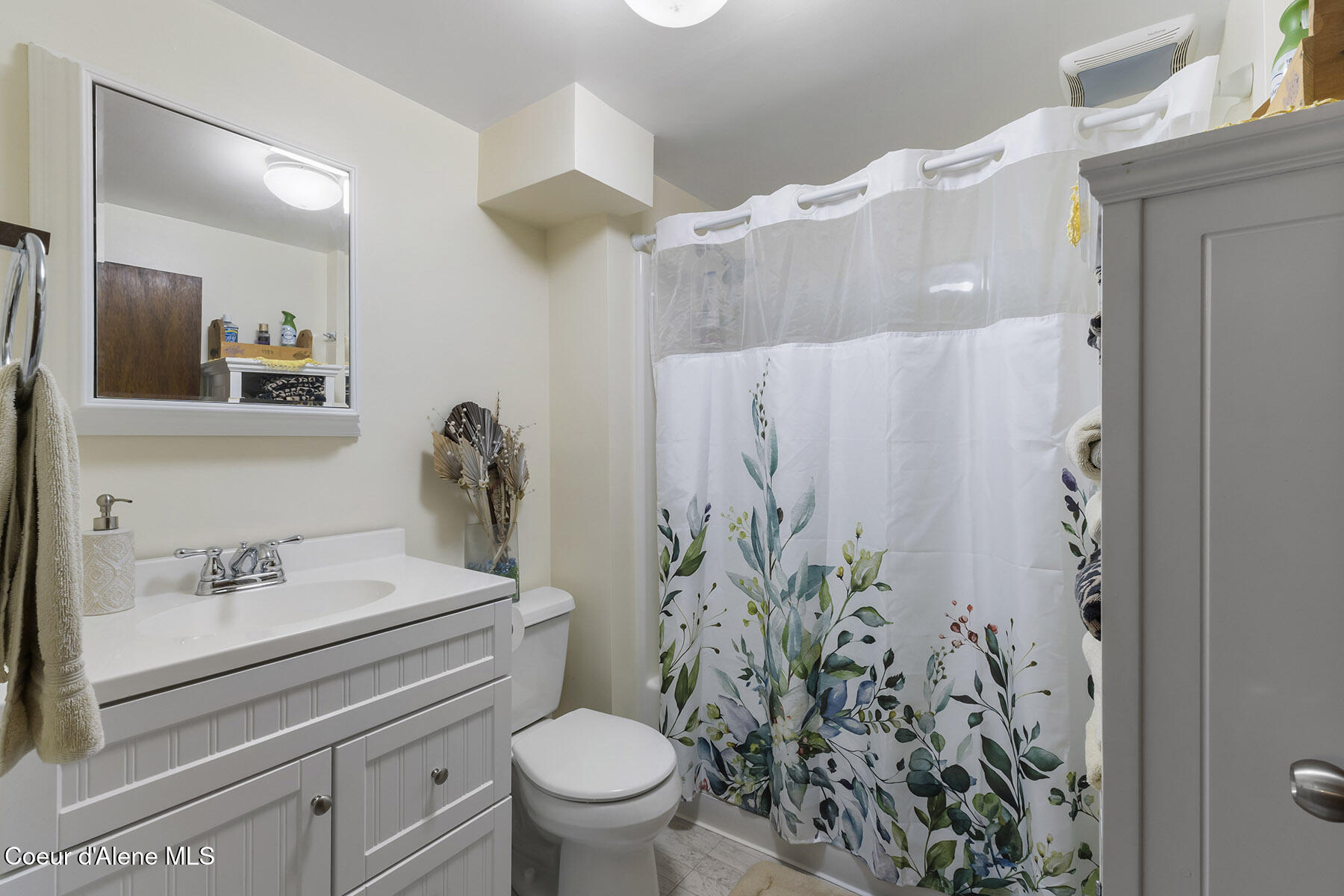 9490 North Atlas Road Hayden, ID 83835 - Photo 23 of 39 Clean & Bright Full Bathroom