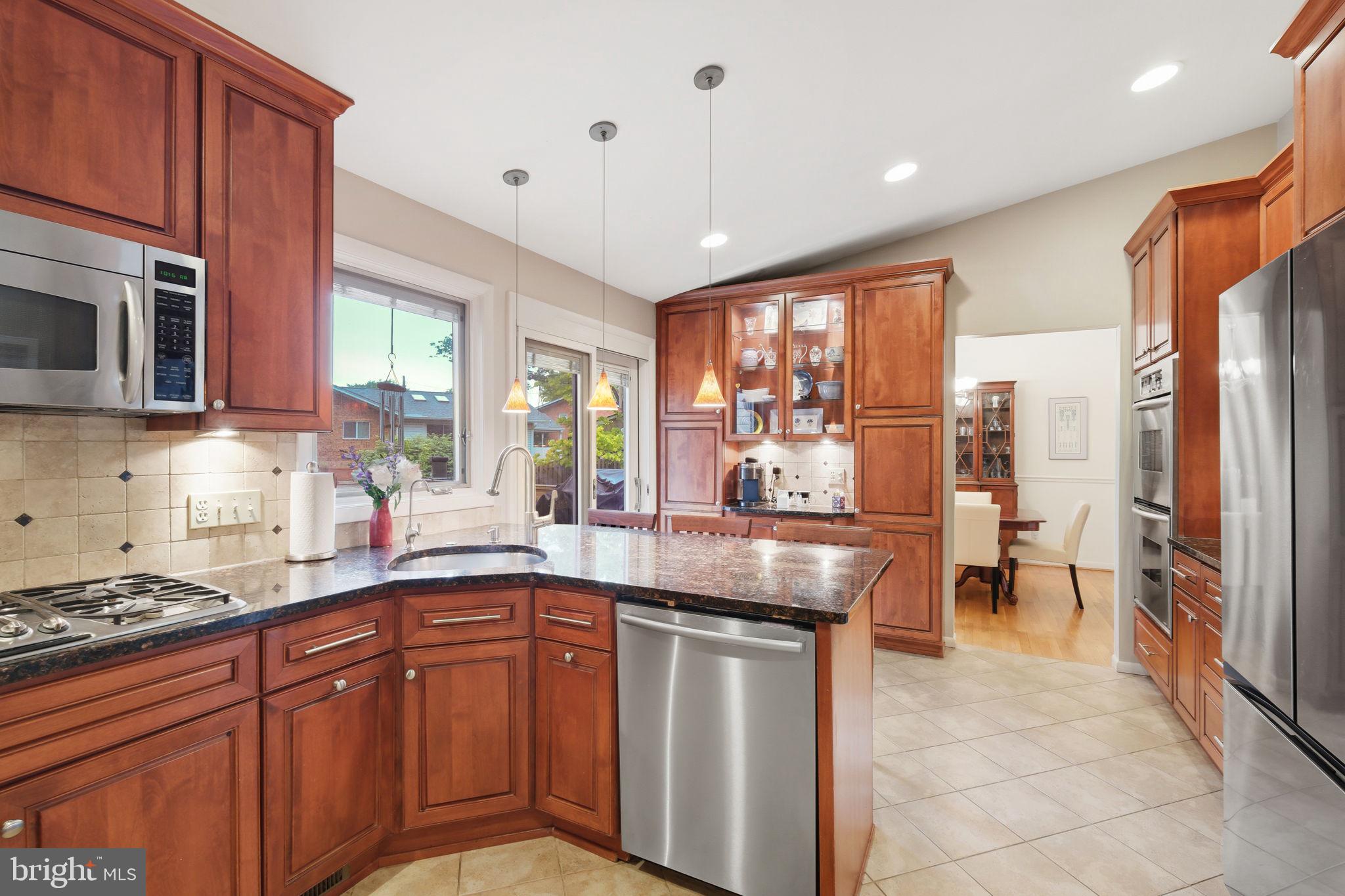 8815 Postoak Road Potomac, MD 20854 - Photo 15 of 45 Gourmet Kitchen