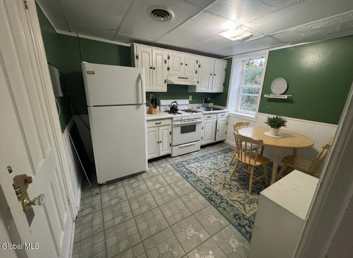 1519 New Scotland Road, Unit 2 RIGHT Bethlehem, NY 12159 - Photo 5 of 18 renovate_ai_download (6)