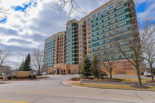 $369,900 | 6420 Double Eagle Drive, Unit 712, Woodridge, IL 60517