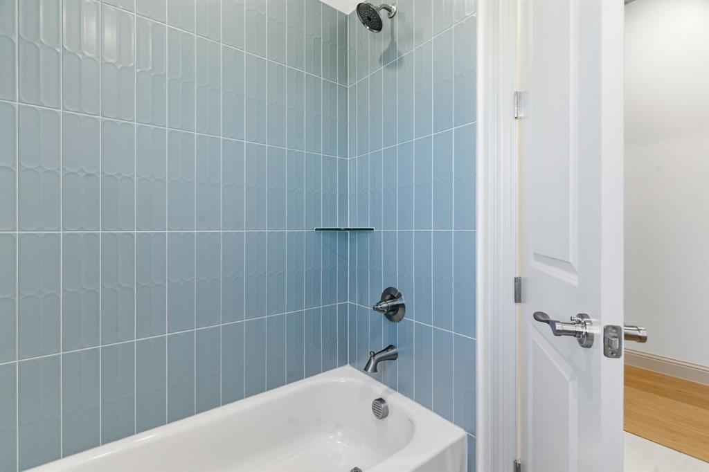 113 Rockford Street Rhome, TX 76078 - Photo 21 of 27 a bathroom with a bathtub