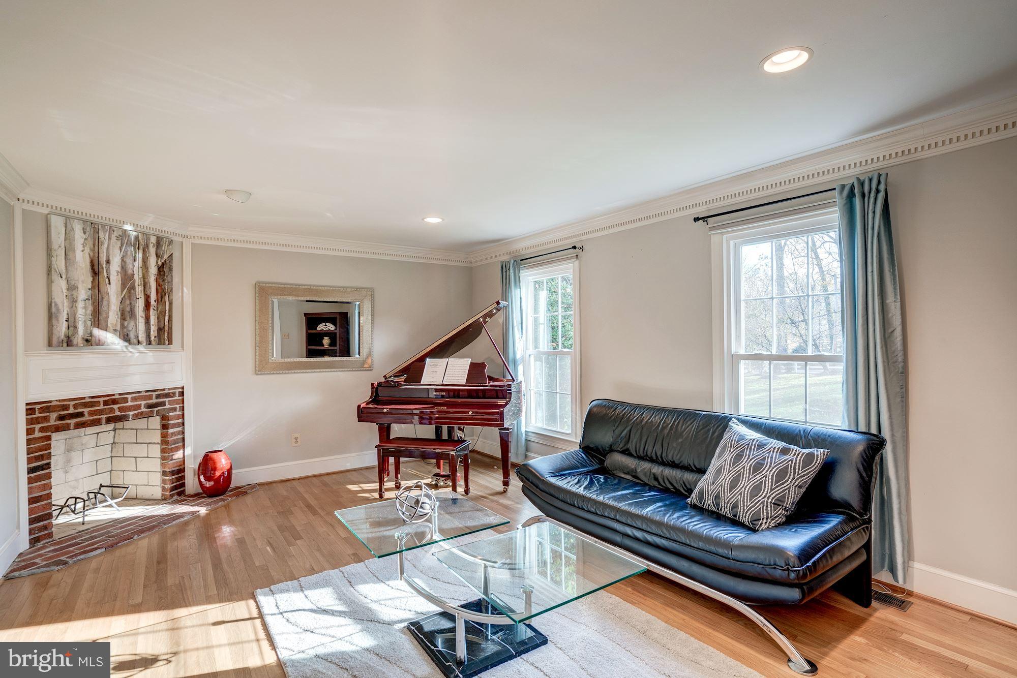1044 Rector Lane McLean, VA 22102 - Photo 5 of 53 Living Room