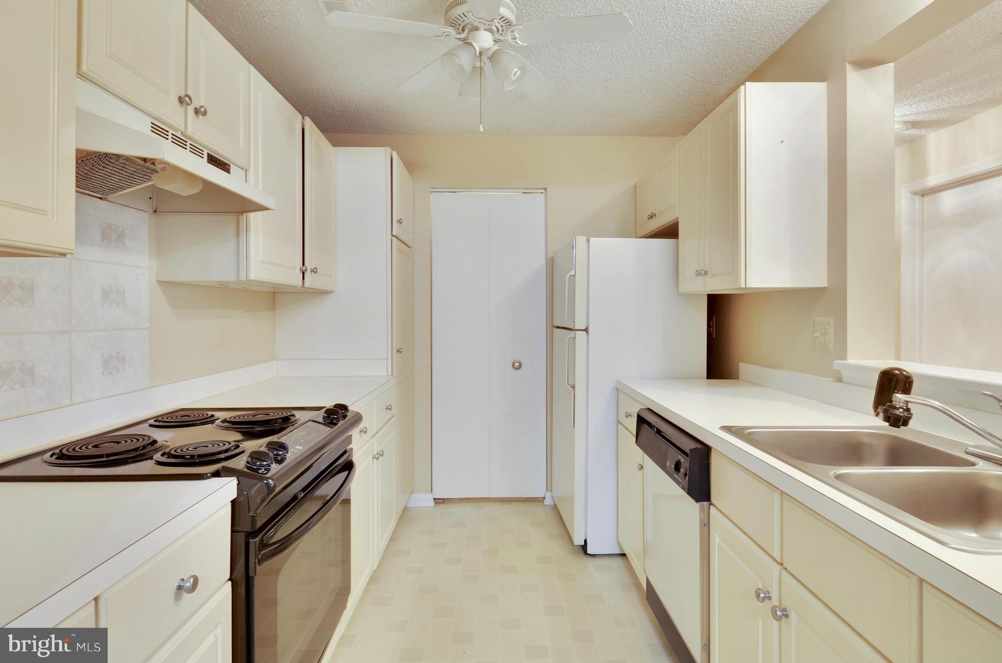 12907 Churchill Ridge Circle, Unit 86 Germantown, MD 20874 - Photo 14 of 29 Kitchen