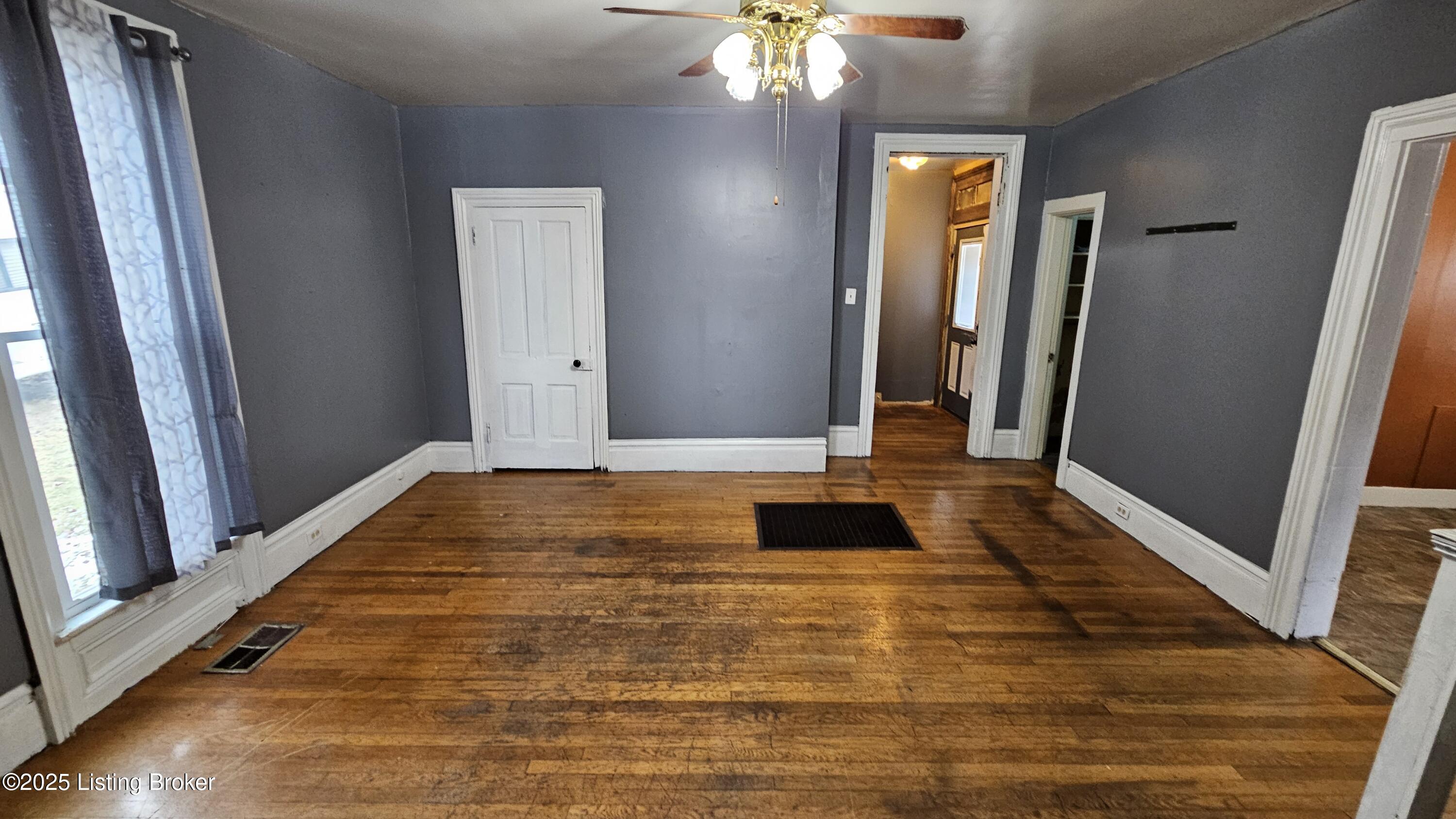200 West High Street Springfield, KY 40069 - Photo 14 of 56 Living Room