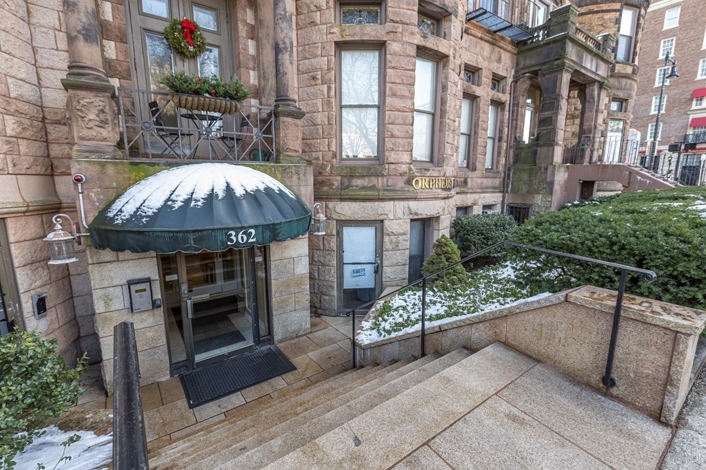 362 Commonwealth Avenue, Unit 2A Boston, MA 02115 - Photo 30 of 38 a view of a building with sitting area