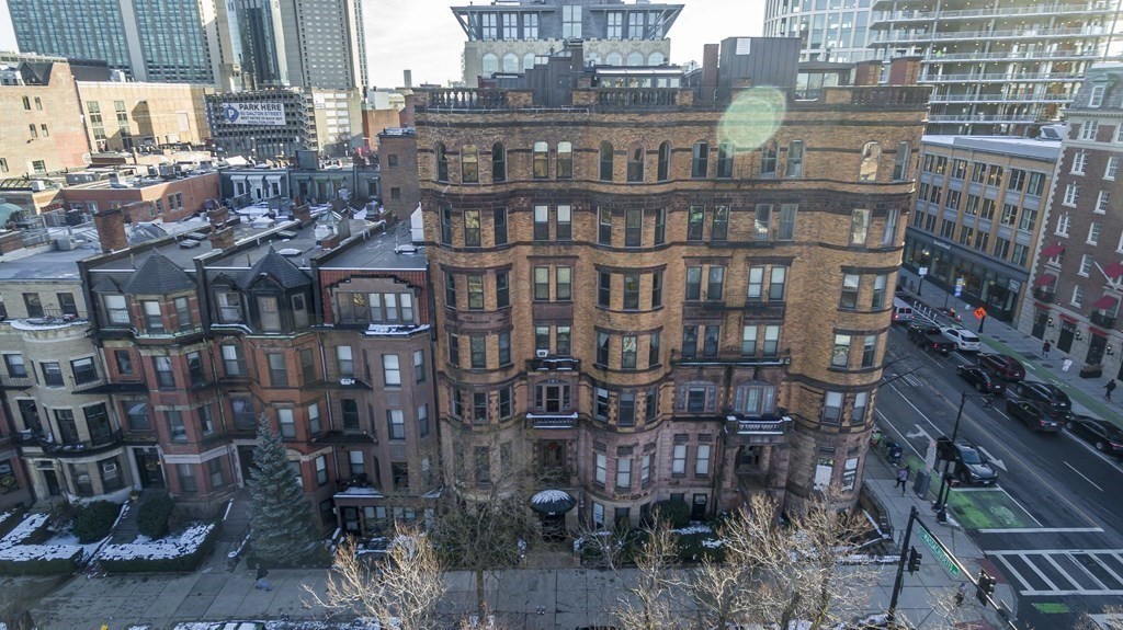 362 Commonwealth Avenue, Unit 2A Boston, MA 02115 - Photo 36 of 38 a building with table and chairs