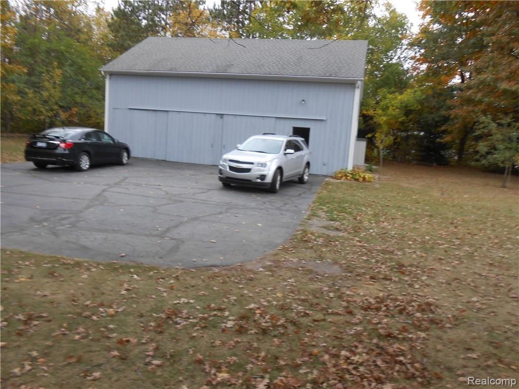 10405 North Rushton Road North South Lyon, MI 48178 - Photo 3 of 28 Barn with parking for 7 cars and heated workshop area