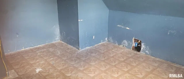 a view of a big room with closet and bathroom