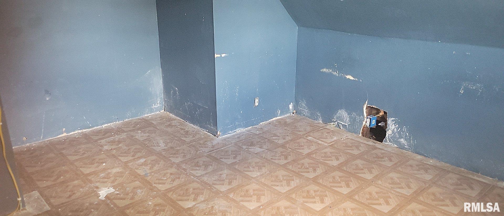 3016 Cleveland Street Clinton, IA 52732 - Photo 13 of 14 a view of a big room with closet and bathroom