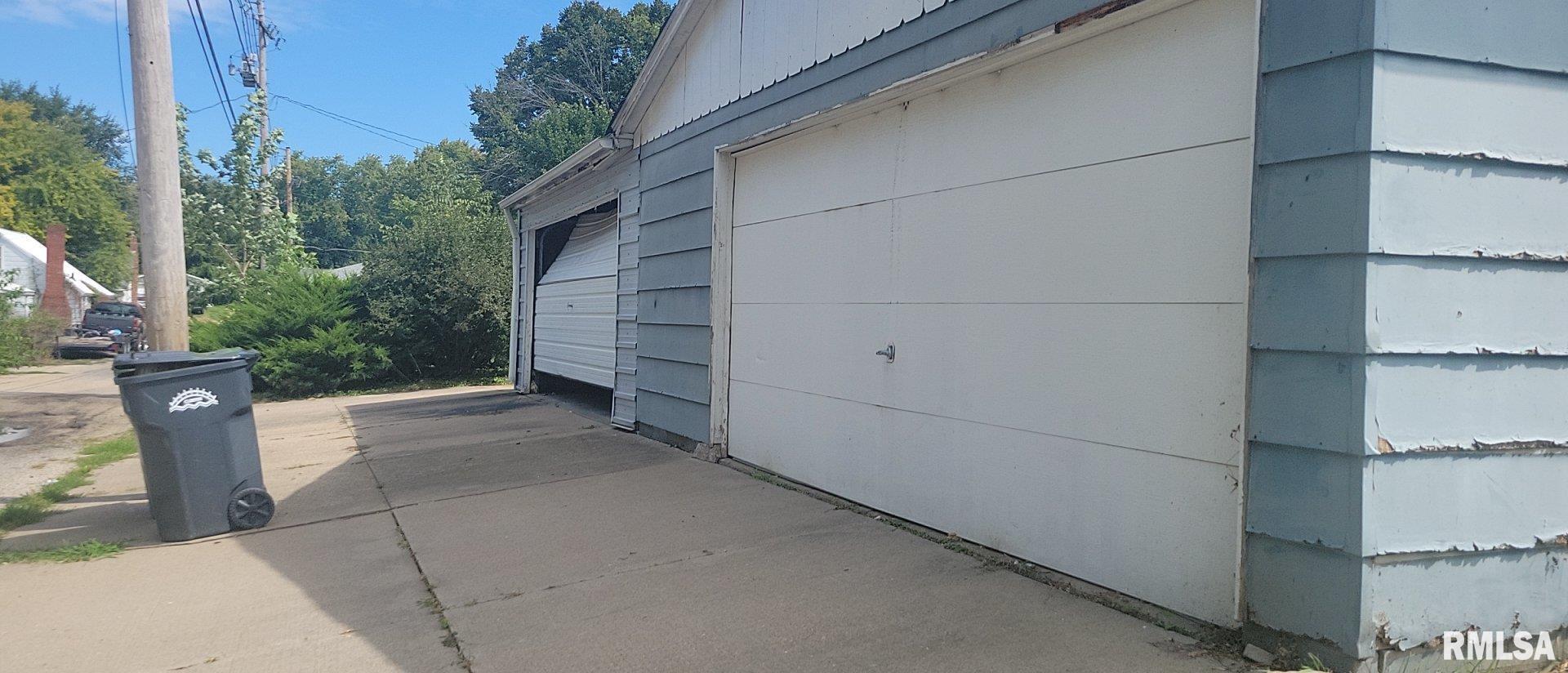3016 Cleveland Street Clinton, IA 52732 - Photo 4 of 14 a view of a outdoor space