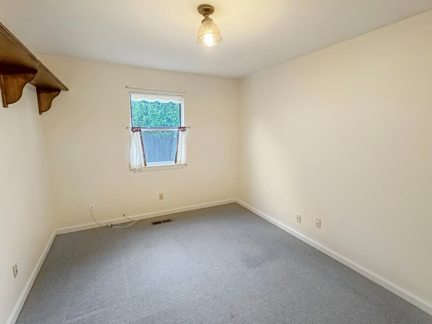 12439 Homestead Way Auburn, CA 95603 - Photo 21 of 27 an empty room with a window