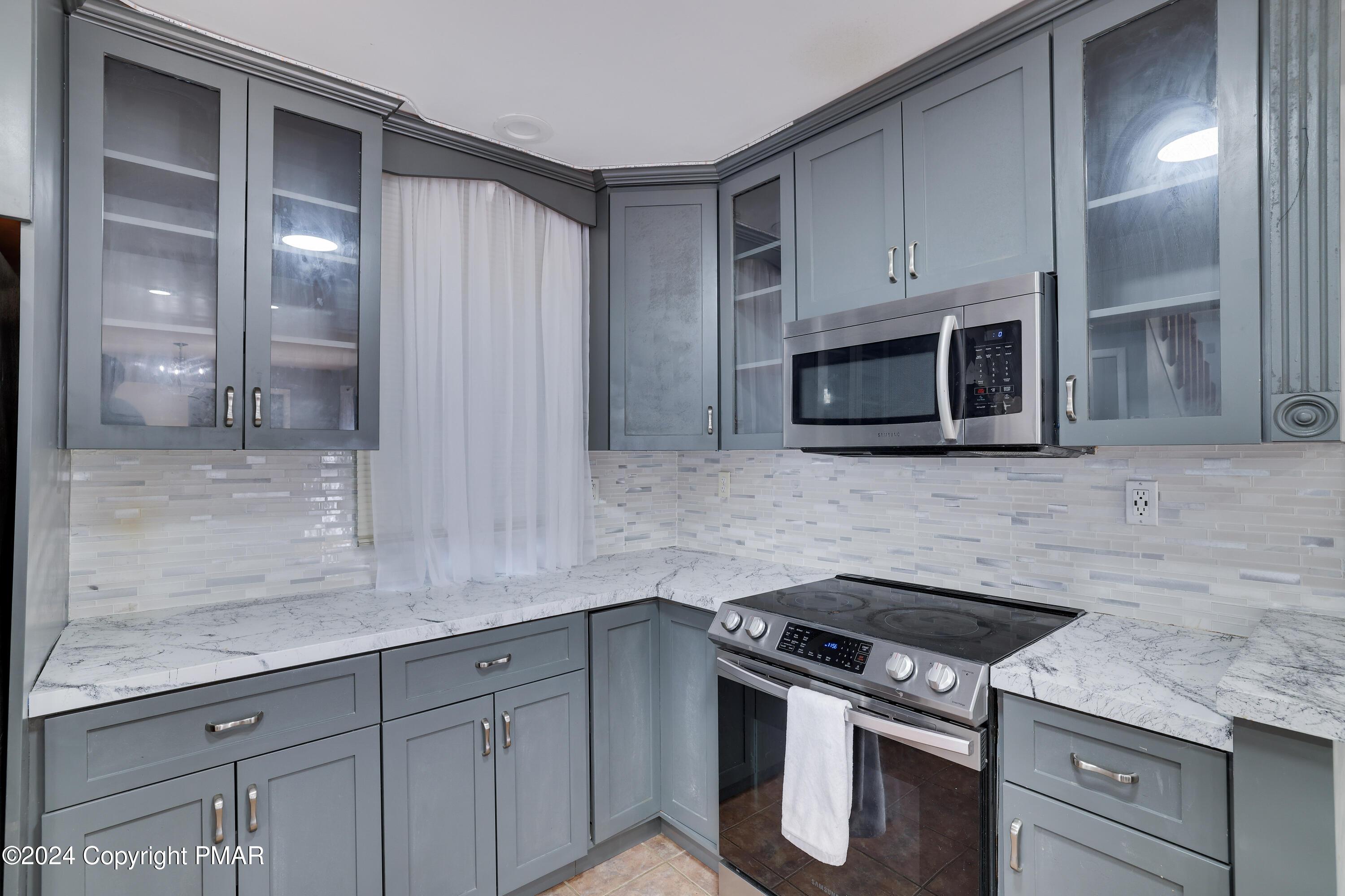 2237 Southport Drive Bushkill, PA 18324 - Photo 11 of 27 Kitchen