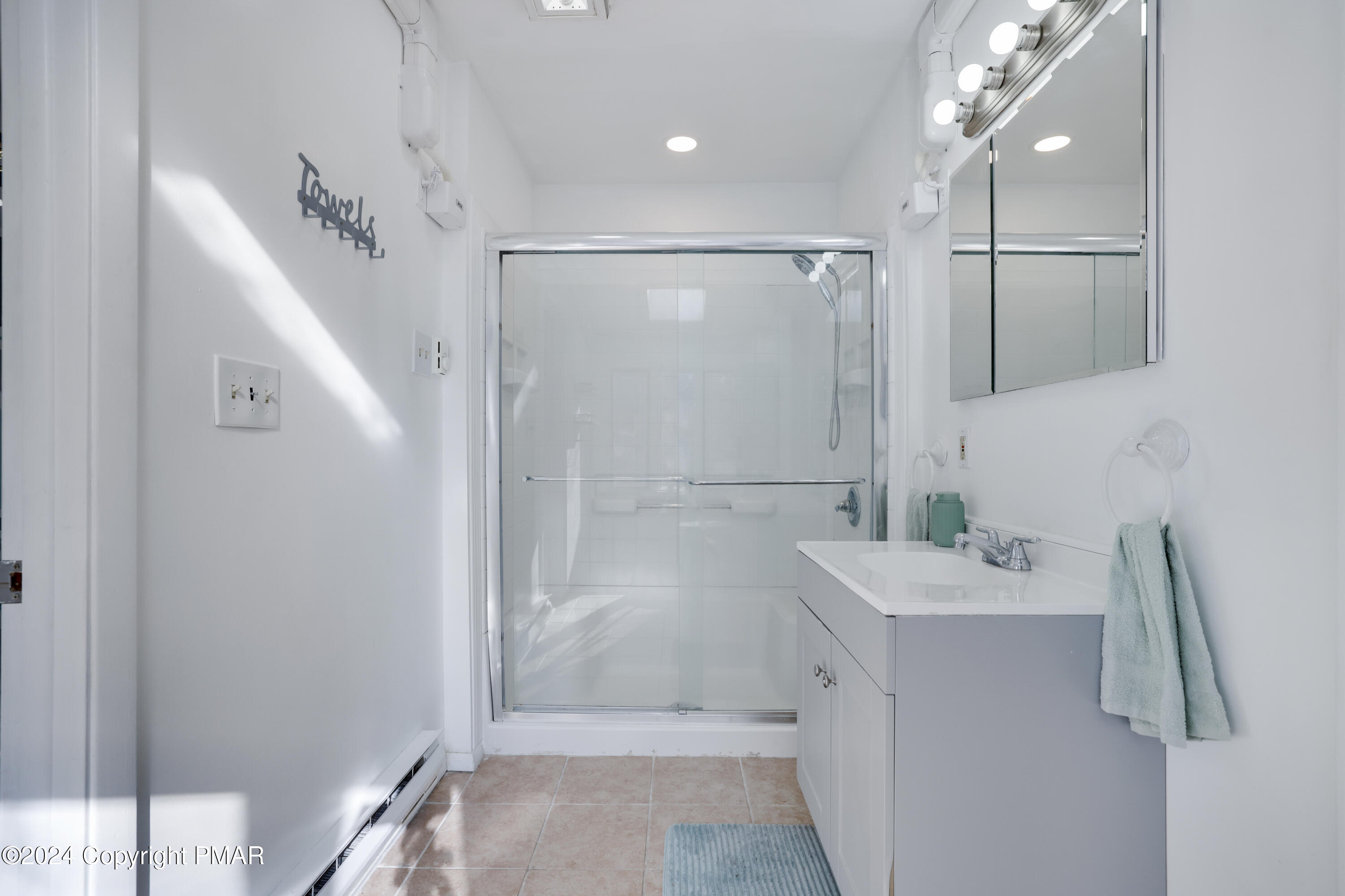 2237 Southport Drive Bushkill, PA 18324 - Photo 18 of 27 Primary Bath