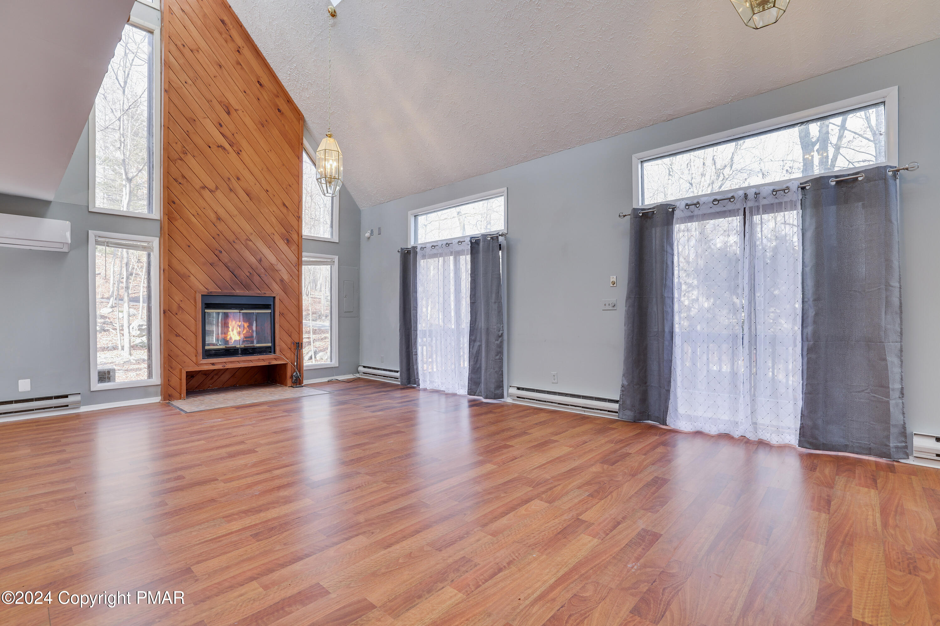 2237 Southport Drive Bushkill, PA 18324 - Photo 3 of 27 Livingrm