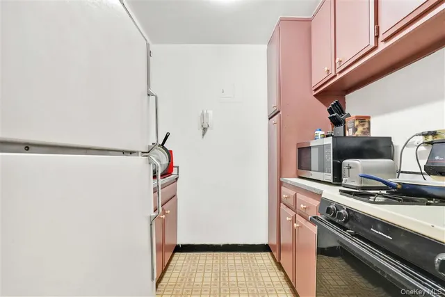 $668,000 | 77 East 12th Street, Unit 17K | Greenwich Village